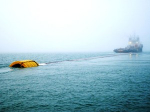 Galleggianti modulari per trasportare i grandi piloni di sostegno della piattaforma Chirag nel Mar Caspio.