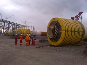 Galleggianti modulari per trasportare i grandi piloni di sostegno della piattaforma Chirag nel Mar Caspio.